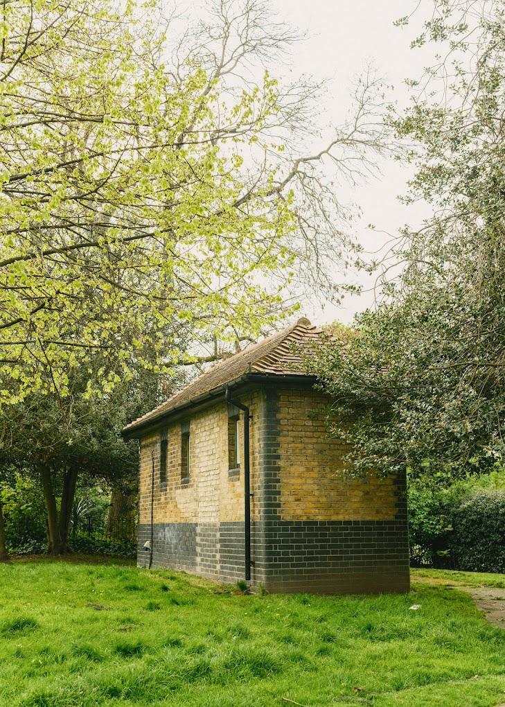 outhouse gallery | London, United Kingdom | Art Yourself Atelier