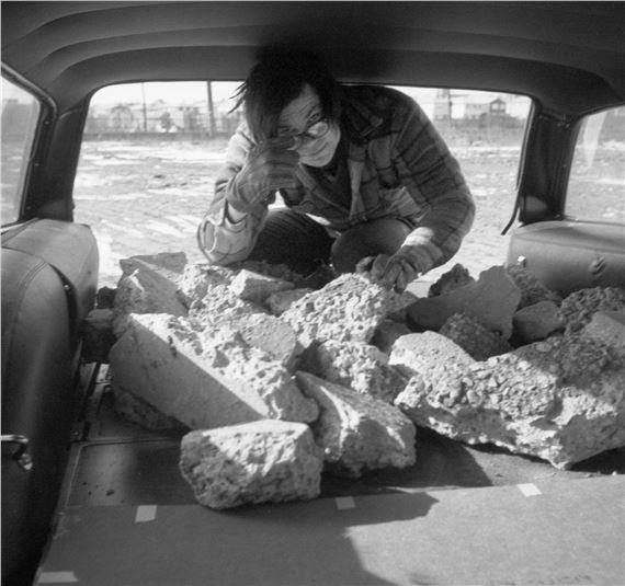 Casting a Glance: Dancing with Smithson | Alvaro Urbano, Ana Mendieta, An-My Lê, Bruce Nauman, Daniel Boyd, Delcy Morelos, Gabriel Orozco, Giuseppe Penone, Julie Mehretu, Leonor Antunes, Nairy Baghramian, Pierre Huyghe, Robert Smithson, Steve McQueen, Tacita Dean, Tavares Strachan, Tony Cragg | Marian Goodman Gallery